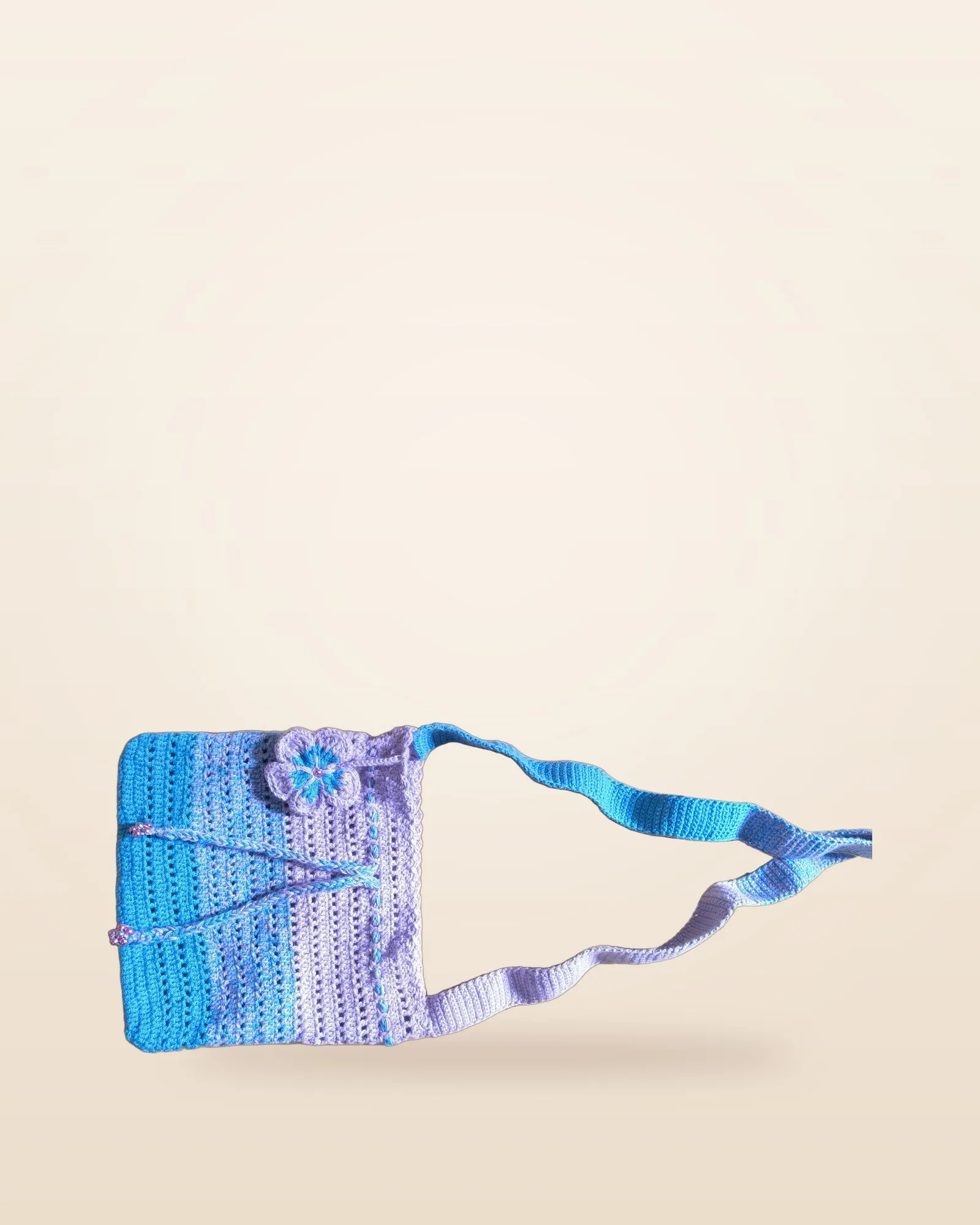 Bolso de crochet en degradé azul y lila con flor y correa larga