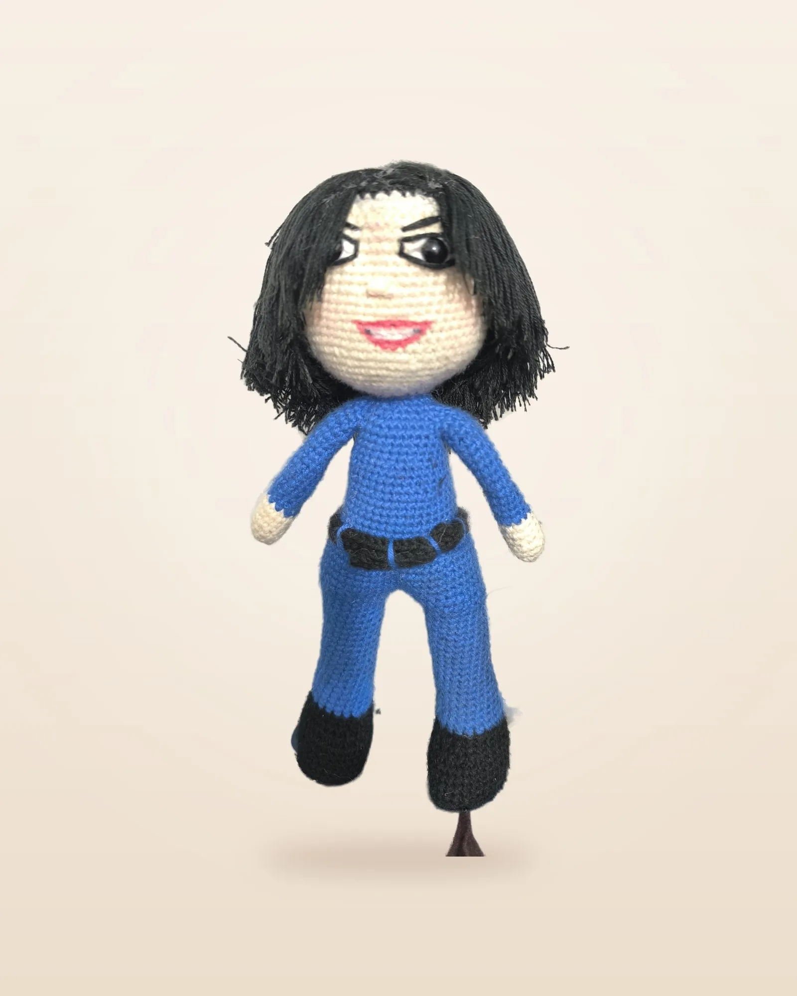 Muñeco de crochet personalizado con cabello negro, chaqueta y jean azul