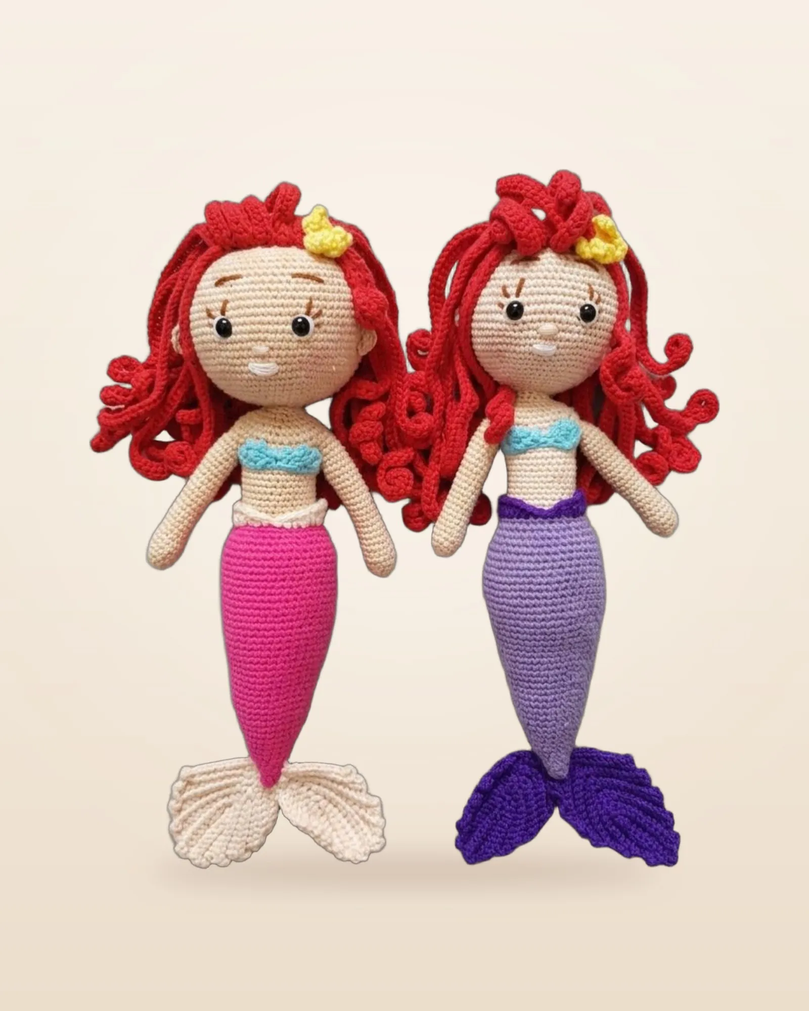 Dos muñecas sirena de crochet con cabello rojo y colas fucsia y lila