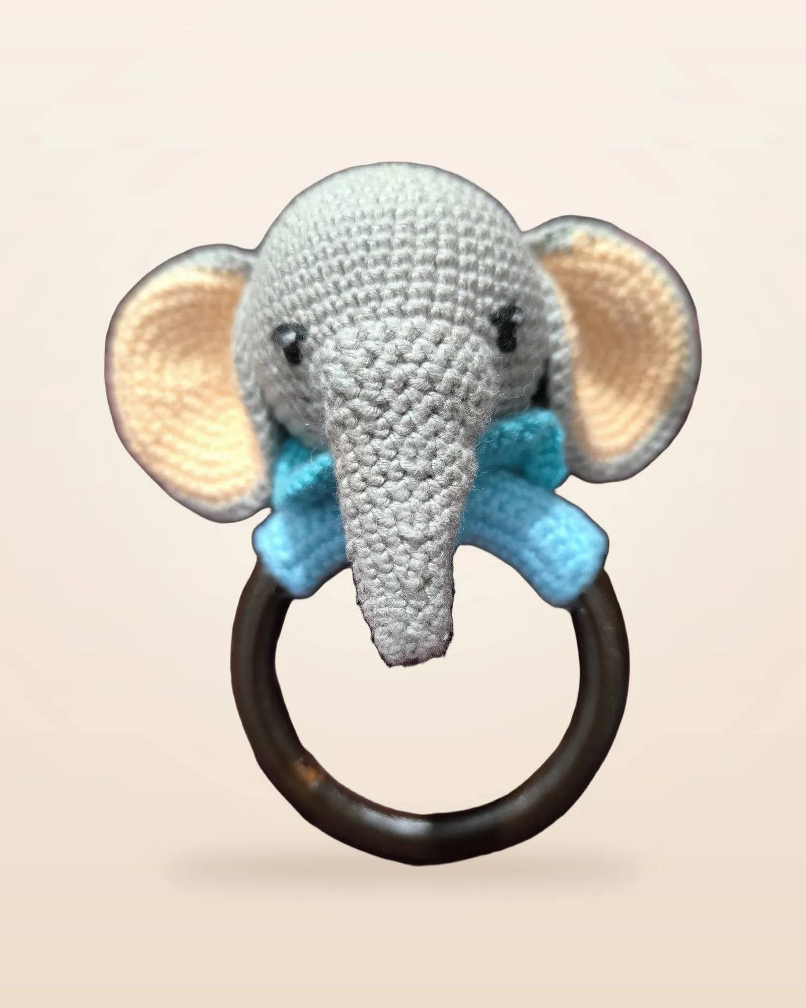 Sonajero de crochet con cabeza de elefante